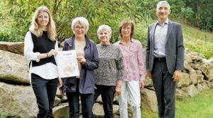 300 Euro als Zeichen der Wertschätzung und Solidarität für Frauen in Not überreichten Hedwig Scheidegger (2. v. li.), Zweite Vorsitzende des Gartenbauvereins Böbrach, Kassiererin Waltraud Penzkofer-Blüml und Schriftführerin Lieselotte Bielmeier (4. v. li.) an Sabine Riedl, Gleichstellungsbeauftragte des Landkreises Regen (li.), und Landrat Dr. Ronny Raith (re.). Foto: Miriam Lange / Landkreis Regen.