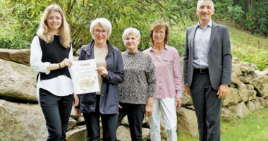 300 Euro als Zeichen der Wertschätzung und Solidarität für Frauen in Not überreichten Hedwig Scheidegger (2. v. li.), Zweite Vorsitzende des Gartenbauvereins Böbrach, Kassiererin Waltraud Penzkofer-Blüml und Schriftführerin Lieselotte Bielmeier (4. v. li.) an Sabine Riedl, Gleichstellungsbeauftragte des Landkreises Regen (li.), und Landrat Dr. Ronny Raith (re.). Foto: Miriam Lange / Landkreis Regen.