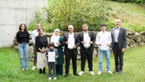 Ein Moment voller Stolz: Landrat Dr. Ronny Raith (rechts) überreichte Familie Alrefaee – (v. li.) Gad, Noura, Abdul Kader, Mahmoud und Maher – im Beisein von Yildiz Oragaz, Michael Spielbauer und Neele Hasselbach vom Ausländeramt die Einbürgerungsurkunden. Foto: Miriam Lange / Landratsamt Regen.