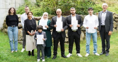 Ein Moment voller Stolz: Landrat Dr. Ronny Raith (rechts) überreichte Familie Alrefaee – (v. li.) Gad, Noura, Abdul Kader, Mahmoud und Maher – im Beisein von Yildiz Oragaz, Michael Spielbauer und Neele Hasselbach vom Ausländeramt die Einbürgerungsurkunden. Foto: Miriam Lange / Landratsamt Regen.