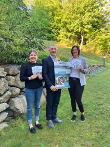 Auf unserem Pressebild sehen Sie Landrat Dr. Ronny Raith mit den Organisatorinnen des Berufswahltags, Wirtschaftsförderin Teresa Sitzberger (li.) und ihre Mitarbeiterin Susanne Weber. Foto: Ramona Simeth / Landkreis Regen.