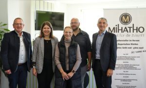 Im Gespräch über Innovation, Tradition und das bevorstehende Jubiläum von MiHATHO: (v. li.) Zachenbergs Bürgermeister Hans Dachs, Wirtschaftsförderin Teresa Sitzberger, das MiHATHO-Geschäftsführer-Ehepaar Claudia und Tobias Schwarz sowie Regens Landrat Dr. Ronny Raith. Foto: Miriam Lange / Landkreis Regen.