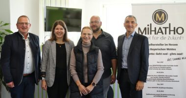Im Gespräch über Innovation, Tradition und das bevorstehende Jubiläum von MiHATHO: (v. li.) Zachenbergs Bürgermeister Hans Dachs, Wirtschaftsförderin Teresa Sitzberger, das MiHATHO-Geschäftsführer-Ehepaar Claudia und Tobias Schwarz sowie Regens Landrat Dr. Ronny Raith. Foto: Miriam Lange / Landkreis Regen.
