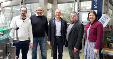 Erfrischend sympathisch: Landrat Dr. Ronny Raith (3. v. r.), Kirchdorfs Bürgermeister Alois Wildfeuer (2. v. r.), Wirtschaftsreferentin Teresa Sitzberger (1. v. r.) und das Geschäftsführerduo Ludwig Plöchl (2. v. l.) und Ludwig M. Plöchl (1. v. l.) bei der Abfüllung von Libella Apfel-Johannisbeerschorle. Foto: Miriam Lange / Landratsamt Regen.