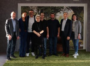 Beim Betriebsbesuch bei List CAD-CAM GmbH und List Kunststoff GmbH: (v. li.) Bürgermeister Robert Muhr, Sandra List, Geschäftsführer Manfred List, Susanne Held, kfm. Leitung (vorne), Mitarbeiter Matthias Liebhaber, Mitarbeiter Daniel Beregan, Landrat Dr. Ronny Raith und Wirtschaftsförderin Teresa Sitzberger. Foto: Melanie Reif / Landkreis Regen.