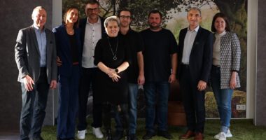 Beim Betriebsbesuch bei List CAD-CAM GmbH und List Kunststoff GmbH: (v. li.) Bürgermeister Robert Muhr, Sandra List, Geschäftsführer Manfred List, Susanne Held, kfm. Leitung (vorne), Mitarbeiter Matthias Liebhaber, Mitarbeiter Daniel Beregan, Landrat Dr. Ronny Raith und Wirtschaftsförderin Teresa Sitzberger. Foto: Melanie Reif / Landkreis Regen.