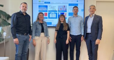 Tobias Wittenzellner (Leiter Kreisentwicklung, v.li.), Sandra Funk (Gesundheitsregion plus), Constanze Steffel (Regionalmanagement) und Johann Brunner (Verwaltungsdigitalisierung) präsentierten Landrat Dr. Ronny Raith den digitalen Pflegekoffer.