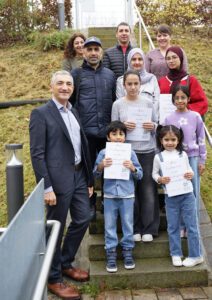 Landrat Dr. Ronny Raith (vorne links) hieß gemeinsam mit Simone Kasberger (hinten rechts) und Yildiz Oragaz (hinten links) die neuen Staatsbürgerinnen und Staatsbürger im Landratsamt Regen willkommen – ein Tag voller Freude, Stolz und Zukunftspläne