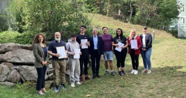 Unser Bild zeigt: Gemeinsam mit Landrat Dr. Ronny Raith sowie Simone Kasberger und Yildiz Oragaz vom Ausländeramt freuen sich die sechs neuen Staatsbürger über ihre Einbürgerung. Foto: Ramona Simeth / Landratsamt Regen