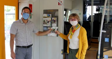 Unser Bild zeigt Michael Pfeffer (Waldbahn) und die GUTI-Koordinatorin Christina Wibmer, wie sie die Fahrpläne in einen Zug der Länderbahn legen. Foto: Langer/Landkreis Regen