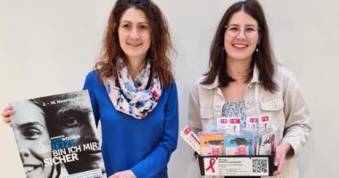 Amtsärztin Dr. Carolin Müller und Franziska Lerach werben für die Testwochen. Foto: Manuela Sedlmeier / Landratsamt Regen