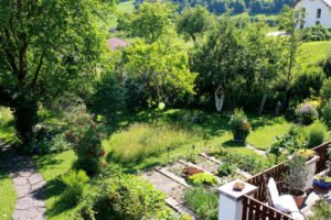 Ein Blick vom Balkon zeigt den reich strukturierten Naturgarten von Heidi Zeitlhöfler. Foto: Langer/Landkreis Regen