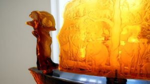 Hier arbeitet sich Erwin Schmierer am Sujet der Arche Noah ab. Foto: Miriam Lange / Landratsamt Regen.