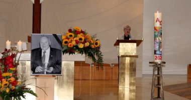 Landrätin Rita Röhrl würdigte die Leistungen von Ernst Hinsken. Foto: Langer/Landkreis Regen