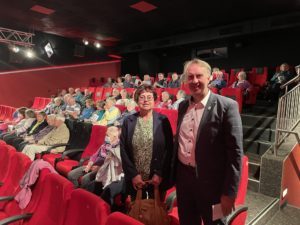 Unser Bild zeigt den stellvertretenden Landrat Helmut Plenk und die Kreisseniorenbeauftragte Christine Kreuzer im Kinosaal in Regen. Foto: Langer/Landkreis Regen