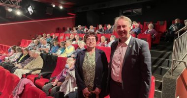 Unser Bild zeigt den stellvertretenden Landrat Helmut Plenk und die Kreisseniorenbeauftragte Christine Kreuzer im Kinosaal in Regen. Foto: Langer/Landkreis Regen