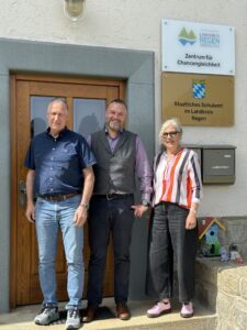 Unser Bild zeigt die Mitarbeiter des Zentrums für Chancengleichheit, v.li. Jürgen Probst, Andreas Koneberg und Susanne Wagner. Foto: Heiko Langer / Landratsamt Regen