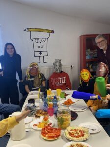 Auf unseren Bildern sehen Sie PKD-Mitarbeiter Uwe Walz und Praxissemester-Studentin Penelope Palzenberger mit ihren Schützlingen (Foto: Amelie Bösl / Landratsamt Regen) sowie kulinarische Eindrücke des tierisch-starken Kreativtages. (Fotos: Penelope Palzenberger / Landratsamt Regen.)