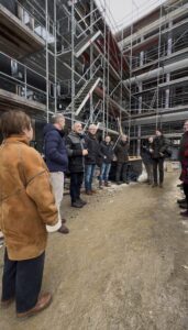 Landrat Dr. Ronny Raith und Architekt Robert Brunner erläuterten interessierten Kreistagsmitgliedern die Baufortschritte. Foto: Miriam Lange / Landkreis Regen.