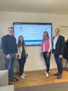 Freuen sich über eine rege Beteiligung von Vereinen und Einrichtungen an der Engagementplattform des Landkreises Regen: (v. li.) Tobias Wittenzellner, Leiter der Kreisentwicklung, Constanze Steffel und Doris Werner vom Regionalmanagement sowie Landrat Dr. Ronny Raith. Foto: Melanie Reif / Landratsamt Regen.