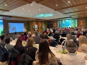 Mit einem herzlichen Willkommen eröffnete Vorsitzender Herbert Preuß die gut besuchte Mitgliederversammlung des Kreisverbands im Waidlerhof. Foto: Martin Straub / Landkreis Regen.