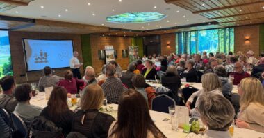 Mit einem herzlichen Willkommen eröffnete Vorsitzender Herbert Preuß die gut besuchte Mitgliederversammlung des Kreisverbands im Waidlerhof. Foto: Martin Straub / Landkreis Regen.