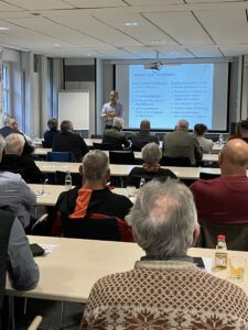 Blick ins Plenum – Landrat Dr. Ronny Raith erklärte in der Wissenswerkstatt Ehrenamt, wie Vereine rechtssicher handeln und Haftungsrisiken vermeiden können. Foto: Constanze Steffel / Landkreis Regen.