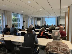 Blick ins Plenum – Landrat Dr. Ronny Raith erklärte in der Wissenswerkstatt Ehrenamt, wie Vereine rechtssicher handeln und Haftungsrisiken vermeiden können. Foto: Constanze Steffel / Landkreis Regen.