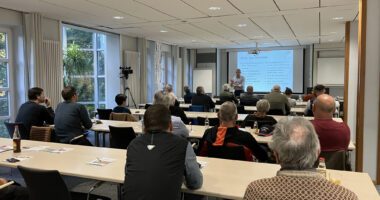 Blick ins Plenum – Landrat Dr. Ronny Raith erklärte in der Wissenswerkstatt Ehrenamt, wie Vereine rechtssicher handeln und Haftungsrisiken vermeiden können. Foto: Constanze Steffel / Landkreis Regen.