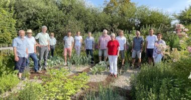 Unser Bild zeigt die Teilnehmer mit Landrätin Rita Röhrl und Gastgeber Martin Straub sowie Lothar Denk (er betreut als Gärtner den Kreislehrgarten) im Gemüsegarten des Kreislehrgartens Patersdorf. Foto: Heiko Langer/Landkreis Regen