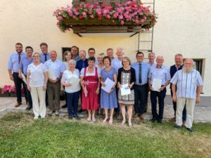 Im Bild sind die Geehrten mit Landrätin Rita Röhrl und den Bürgermeistern der Preisträgerkommunen zu sehen. Foto: Heiko Langer/Landkreis Regen