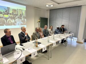 Zusammen mit Christian Schmitz (li., Vorstand der Arberlandkliniken), Landrat Dr. Ronny Raith (2.v.li.) und Mike Angelkorte (hcb) stellten die Sprecher des Bürgerdialogs Herbert Polke (v.li.), Kristina Fischer-Tschöpp, Franz Obermeier, Karin Brunnbauer und Johannes Kronschnabel die Ergebnisse des Dialogs vor. Foto: Heiko Langer / Landratsamt Regen