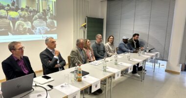 Zusammen mit Christian Schmitz (li., Vorstand der Arberlandkliniken), Landrat Dr. Ronny Raith (2.v.li.) und Mike Angelkorte (hcb) stellten die Sprecher des Bürgerdialogs Herbert Polke (v.li.), Kristina Fischer-Tschöpp, Franz Obermeier, Karin Brunnbauer und Johannes Kronschnabel die Ergebnisse des Dialogs vor. Foto: Heiko Langer / Landratsamt Regen