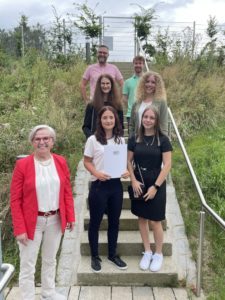 Unser Bild zeigt Landrätin Rita Röhrl (vorne links) mit Manuela Zach (1. Reihe auf Treppe li.), Patricia Mock (1, Reihe auf Treppe re.), Laura Krönauer und Stefanie Graßl (2. Reihe re.). Die neuen Kräfte wurden auch von Personalchef Andreas Koneberg (hinten li.) und Michael Fenzl (hinten re.) als Vertreter des Personalrats begrüßt. Foto: Heiko Langer/Landkreis Regen 