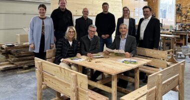 Vorne sitzend: Renate Wasmeier, Bernd Sibler und Ronny Raith. Dahinter Vertreter der ProtekAktiv gGmbH, darunter Geschäftsführerin Eva Krempl (2. von rechts), sowie Teresa Sitzberger (links) und Andreas Ober (3. von rechts). Foto: Susanne Labussek / Landratsamt Deggendorf.