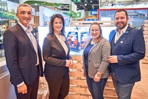 Landrat Dr. Ronny Raith, Landwirtschaftsministerin Michaela Kaniber, Tourismusreferentin des Landkreises Regen Elisabeth Unnasch und Andreas Stadler von der Aber Bergbahn auf der ITB in Berlin