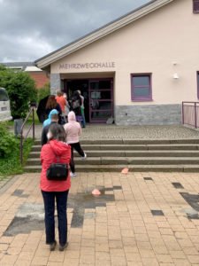 Der Start war vielversprechend: In der ersten Stunde bildete sich eine Schlange vor der Mehrzweckhalle. Doch dann blieben die Impfwilligen weitgehend aus. Foto: Langer/Landkreis Regen