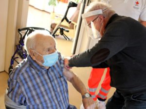 Die Impfung ist eine Sache von wenigen Sekunden. Josef Schrötter war der erste, der im Landkreis Regen geimpft wurde. Foto: Langer/Landkreis Regen