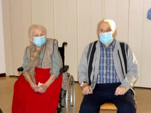 Franziska Kosina und Josef Schrötter: Beide sind 100 Jahre alt und beide ließen sich nun gegen Covic-19 impfen. Foto: Langer/Landkreis Regen