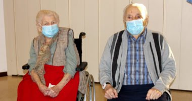 Franziska Kosina und Josef Schrötter: Beide sind 100 Jahre alt und beide ließen sich nun gegen Covic-19 impfen. Foto: Langer/Landkreis Regen