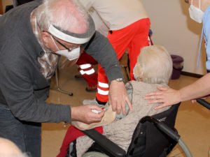 Franziska Kosina war die erste Frau, die im Landkreis Regen von Dr. Walter Kießlinger geimpft wurde. Foto: Langer/Landkreis Regen