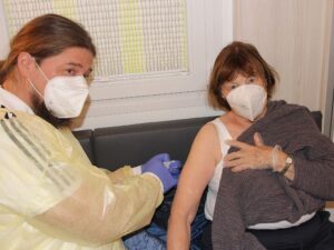 Die erste Impfung in der Eishalle Regen: Dr. Tobias Schadeck impfte Helga Feuchtinger. Foto: Langer/Landkreis Regen