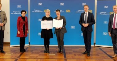 Die Schulleiterin Linda Langer (4.v.li.) und die Lehrerin Katrin Kuchler (3.v.li.) nahmen den Preis entgegen. Es gratulierten Bezirkstagspräsident und Laudator Dr. Olaf Heinrich (li.), die Integrationsbeauftragte der Bayerischen Staatsregierung Gudrun Brendel-Fischer, Regierungspräsident Rainer Haselbeck und der stellvertretende Landrat Helmut Plenk (re.). Foto: Katharina Kellnberger/Regierung von Niederbayern