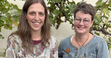 Kompetent, einfühlsam, vertrauensvoll – eine starke Unterstützung für die Schulfamilie am Sonderpädagogischen Förderzentrum in Regen: die neue Jugendsozialarbeiterin Samira Brandl (links) mit Schulleiterin Linda Langer. Foto: Kathrin Kuchler / Schule am Weinberg