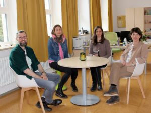 Sie freuen sich über JaS an der Mittelschule Zwiesel, v.li.: Gruppenleiter Dirk Opitz (Landratsamt Regen) Schulleiterin Iris Schneck, JaS-Fachkraft Samira Brandl und Bürgermeisterin Elisabeth Pfeffer. Foto: Langer/Landkreis Regen