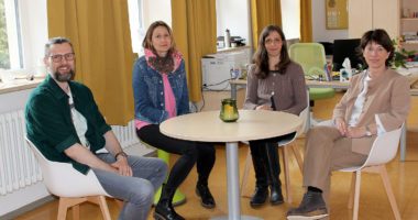 Sie freuen sich über JaS an der Mittelschule Zwiesel, v.li.: Gruppenleiter Dirk Opitz (Landratsamt Regen) Schulleiterin Iris Schneck, JaS-Fachkraft Samira Brandl und Bürgermeisterin Elisabeth Pfeffer. Foto: Langer/Landkreis Regen