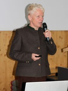 Dr. Edith Aschenbrenner stellte das Demokratieprojekt vor. Foto: Langer/Landkreis Regen