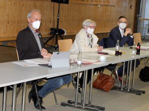 Jugendamtsleiter Martin Hackl (li.) informierte über die künftigen Aufgaben des Jugendamtes. Landrätin Rita Röhrl würdigte den Einsatz der Mitarbeiter um Abteilungsleiter Frederick Fauser (re.) Foto: Langer/Landkreis Regen