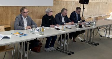 Florian Liebl (li.) unterstützte Landrätin Rita Röhrl bei der Sitzungsleitung. Auch der stellvertretende Landrat Helmut Plenk (3.v.li.) und Jurist Alexander Kraus (re.) nahmen an der Sitzung teil. Foto: Heiko Langer/Landratsamt Regen