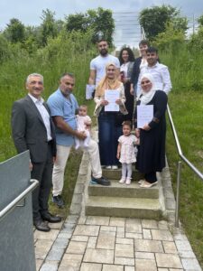 Unser Bild zeigt: Landrat Dr. Ronny Raith (li.) mit den neuen Staatsbürgern Hussam Kabalan (2.v.li.), Mohammad Mshalwat (3.v.li.), Lava Ali (4.v.li.), Azis Alokozay, Hadil Al Fachtaki mit Tochter Lia  und den Mitarbeiterinnen Simone Kasberger (hi.re.) und Yildiz Oragaz. Foto: Iris Gehard / Landratsamt Regen